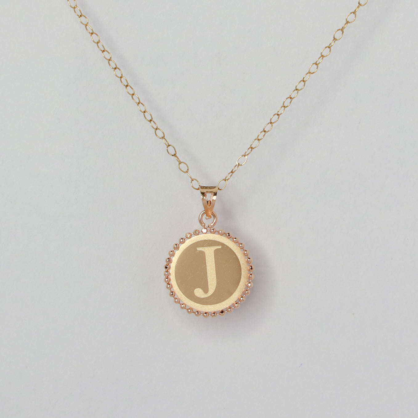 18kt gold letter j round pendant