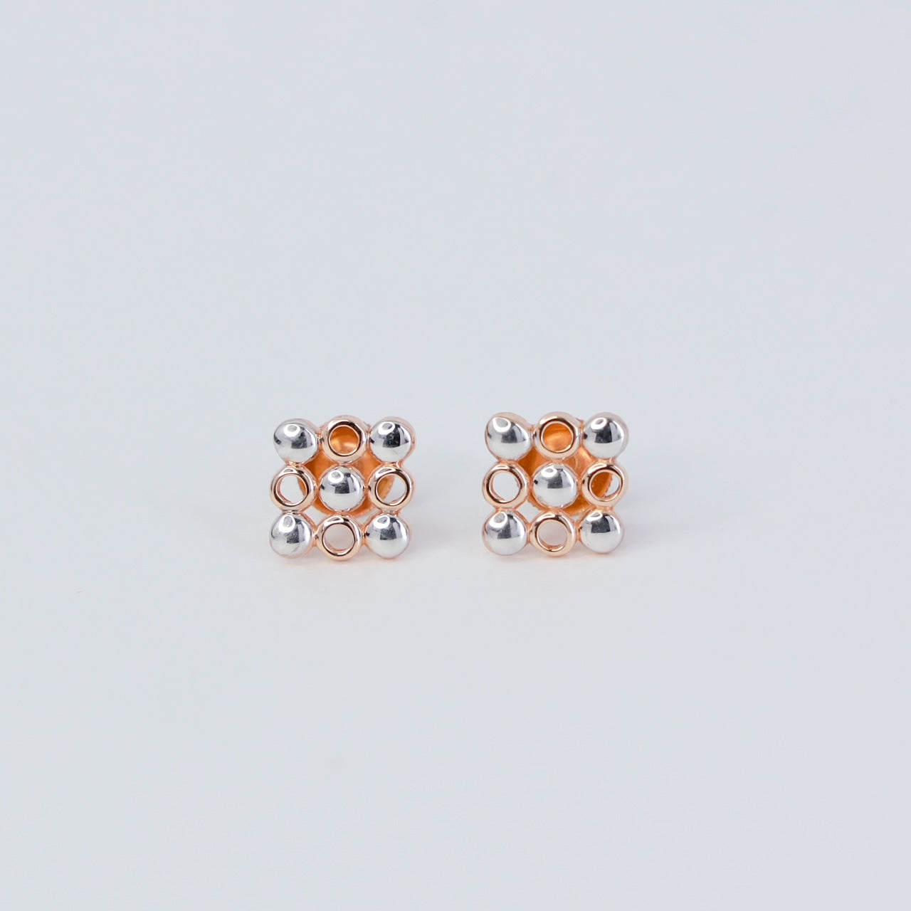 orbit glow 18kt gold earring