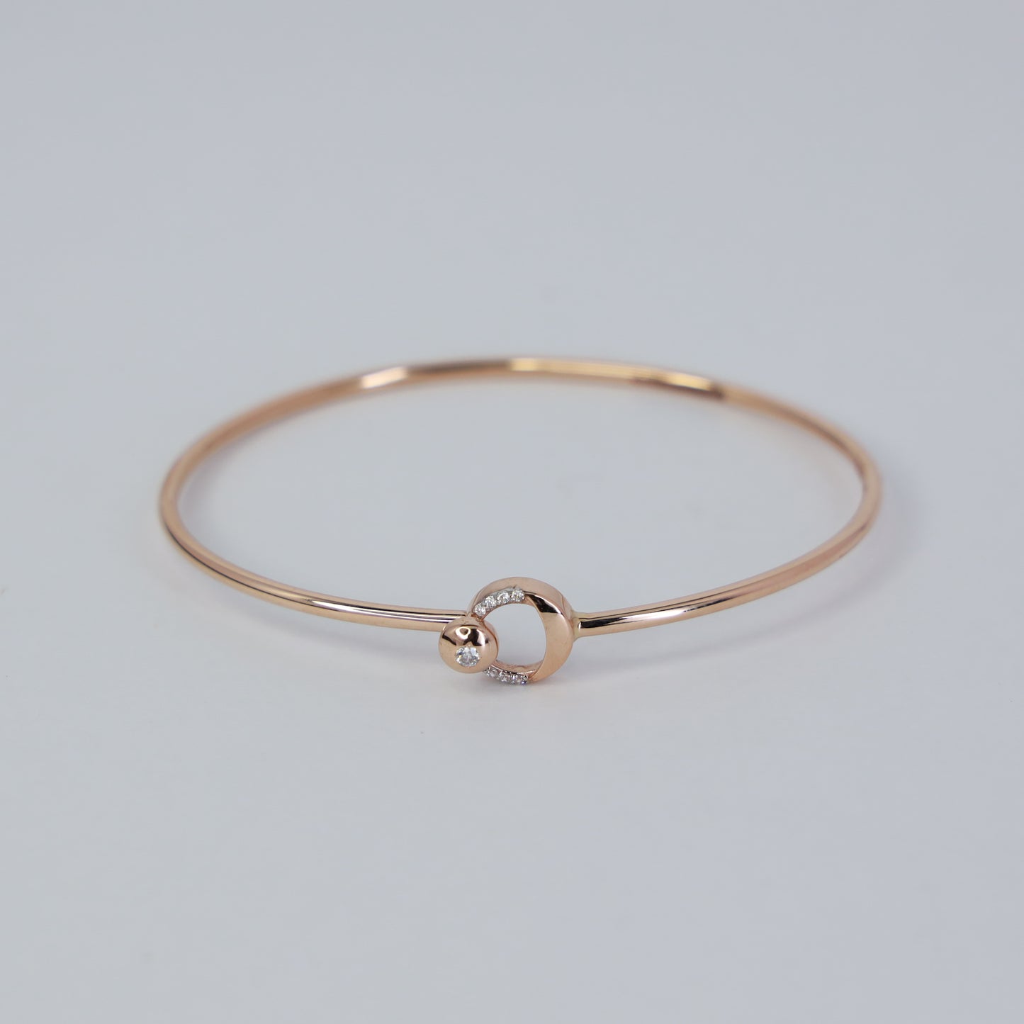 oval grace 18kt gold bangle