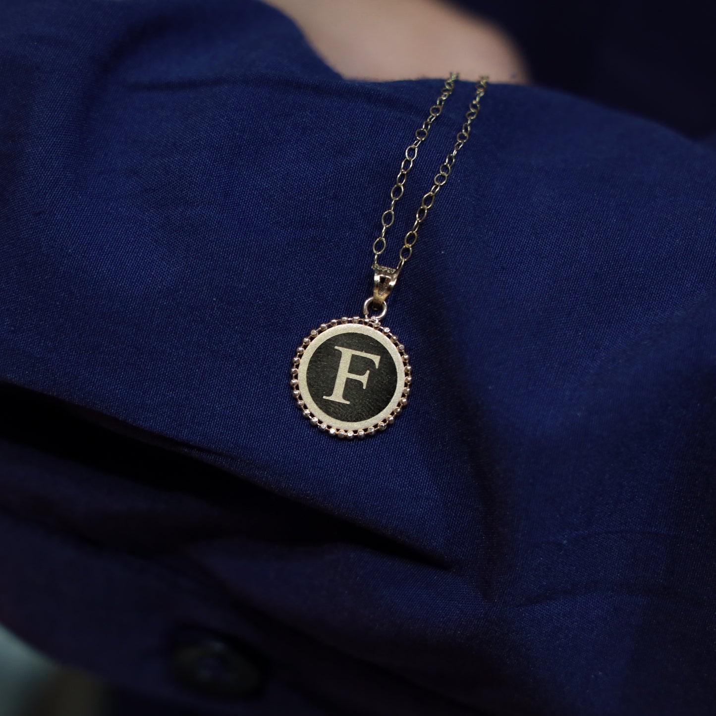 18kt gold letter f round pendant