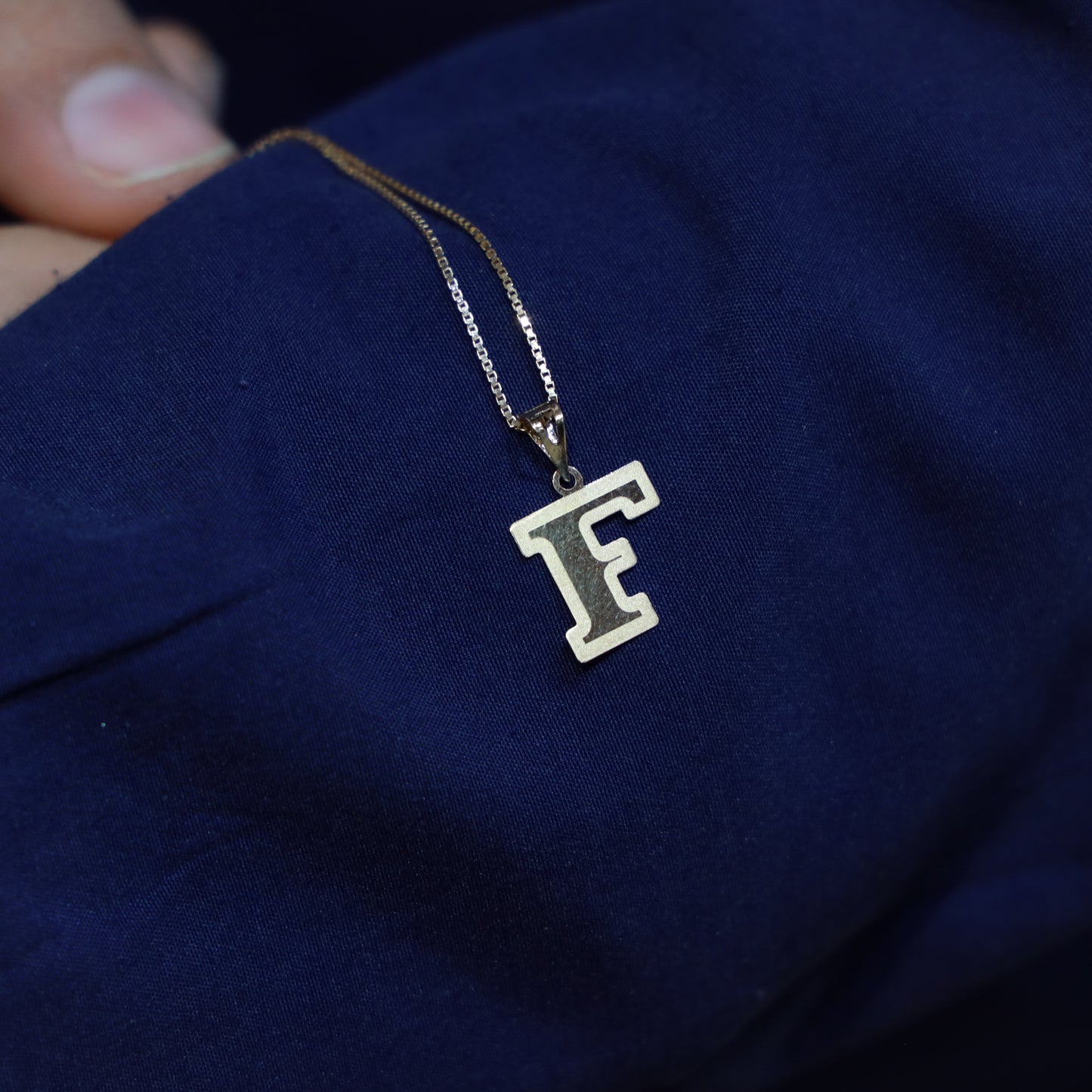 initial f 18kt gold pendant