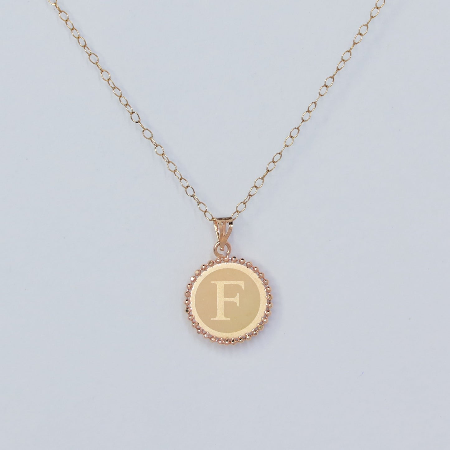 18kt gold letter f round pendant