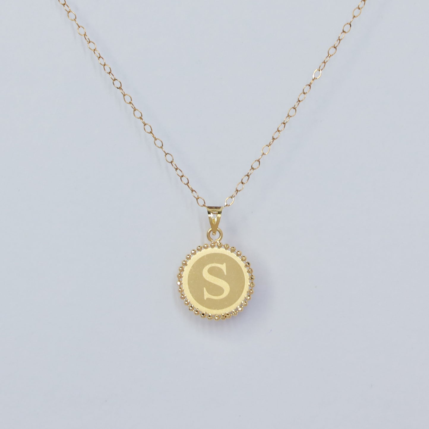 18kt gold letter s round pendant