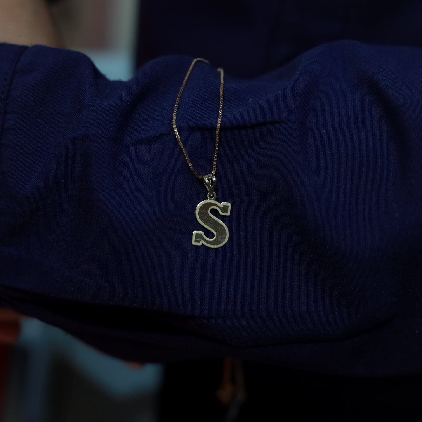 initial s 18kt gold pendant