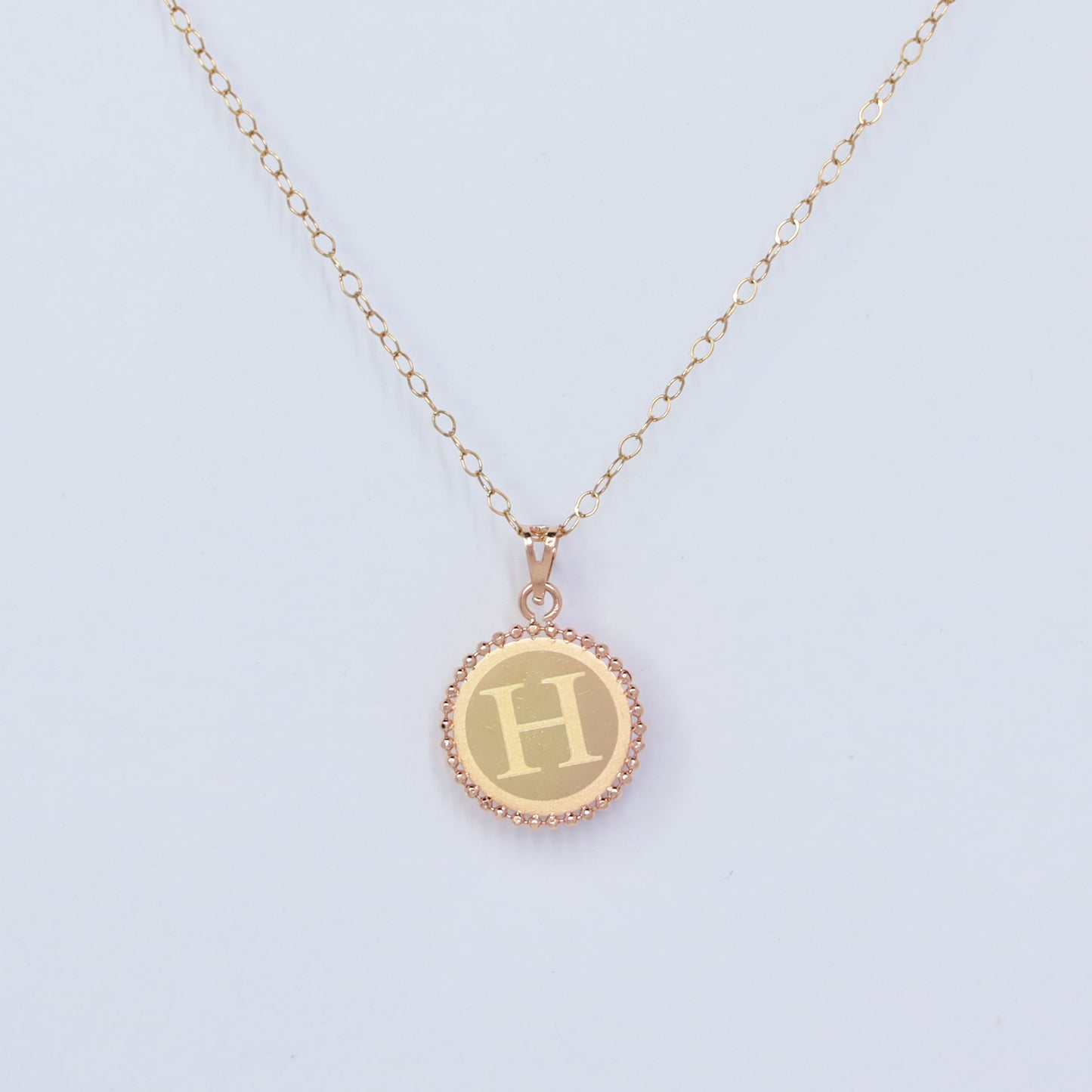 18kt gold letter h round pendant