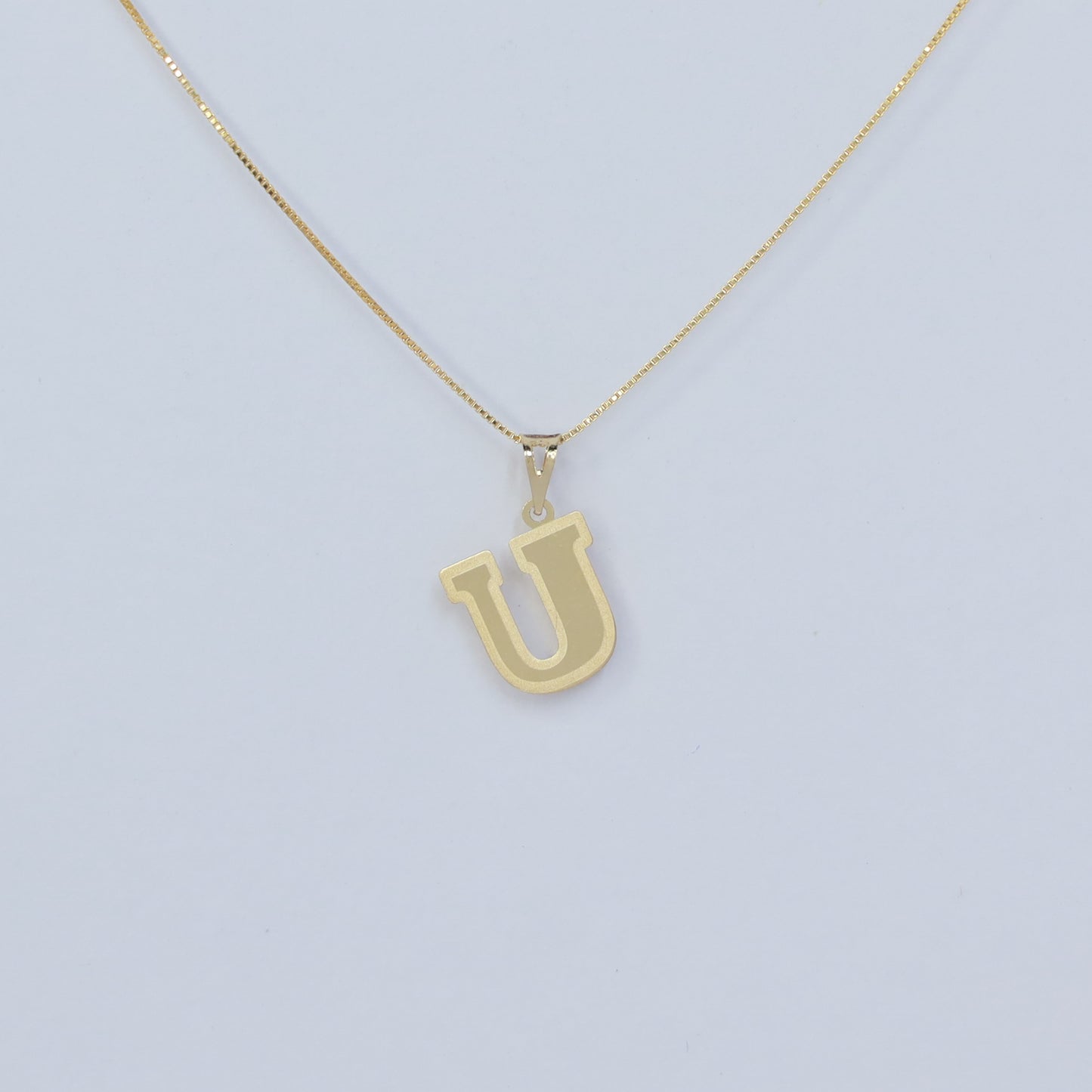 initial u 18kt gold pendant