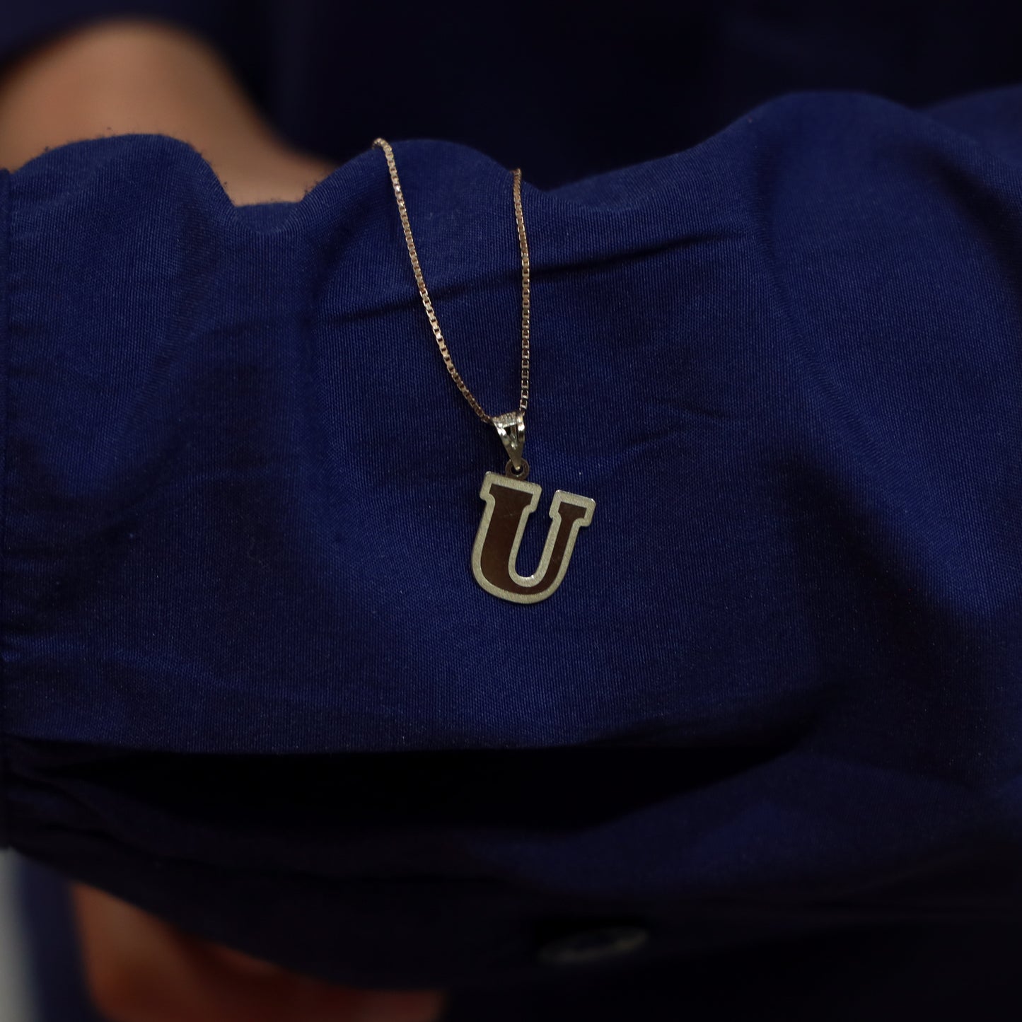 initial u 18kt gold pendant