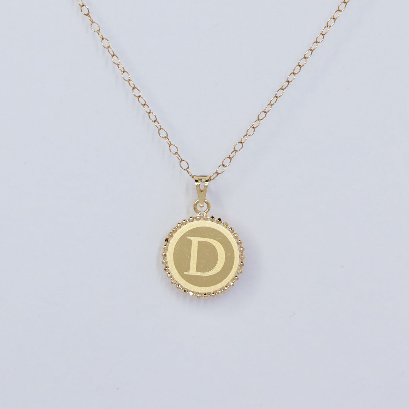 18kt gold letter d round pendant