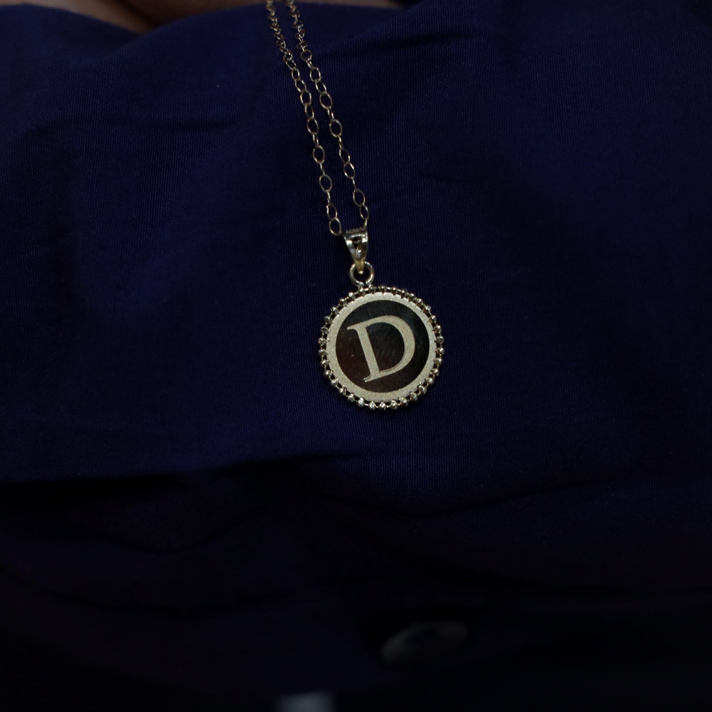 18kt gold letter d round pendant