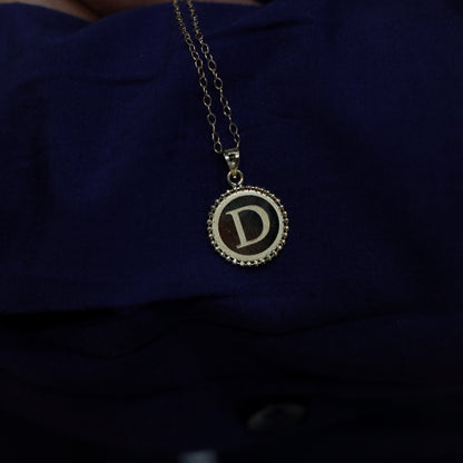 18KT GOLD LETTER D ROUND PENDANT