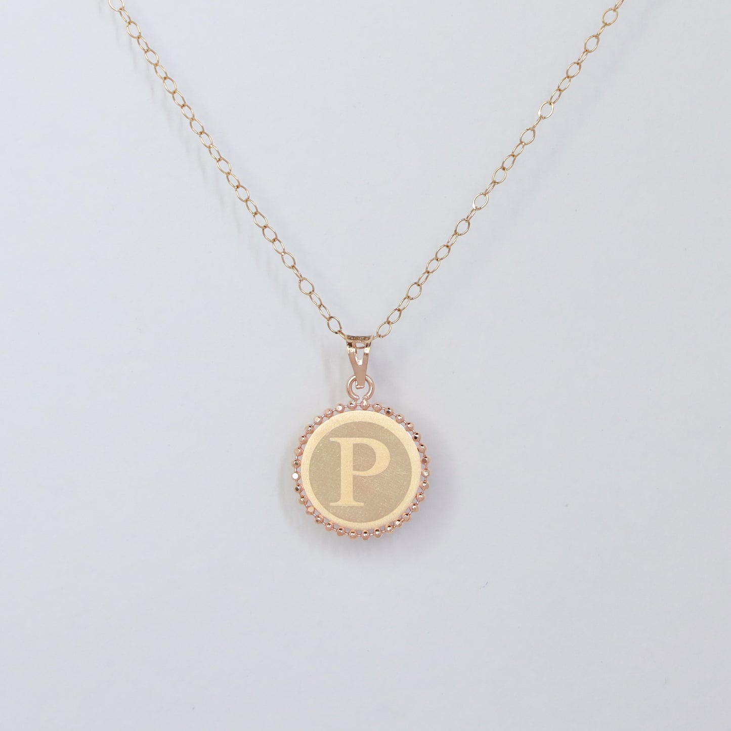 18kt gold letter p round pendant