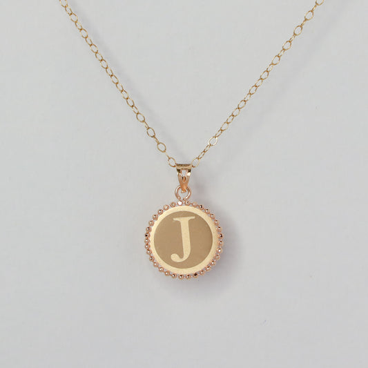 18KT GOLD LETTER J ROUND PENDANT