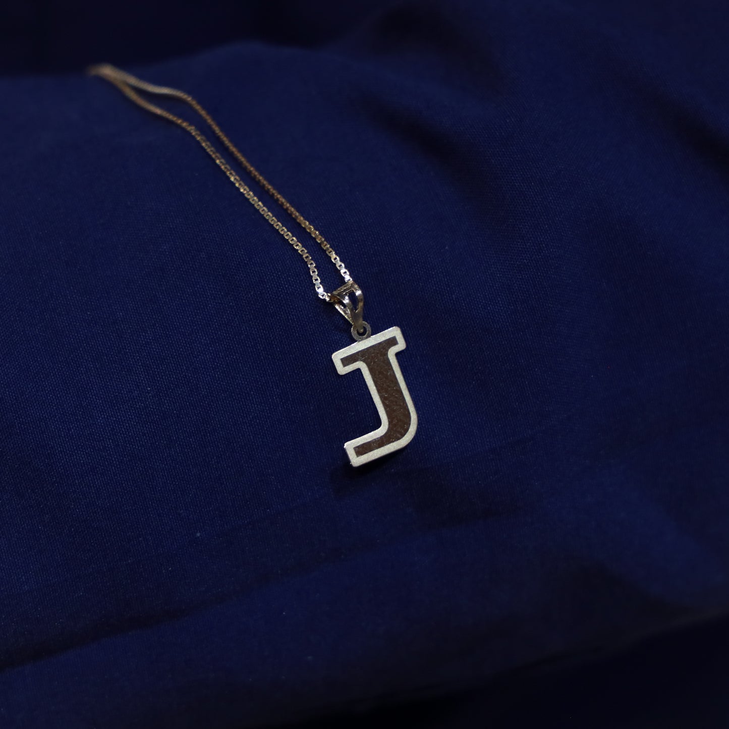 initial j 18kt gold pendant