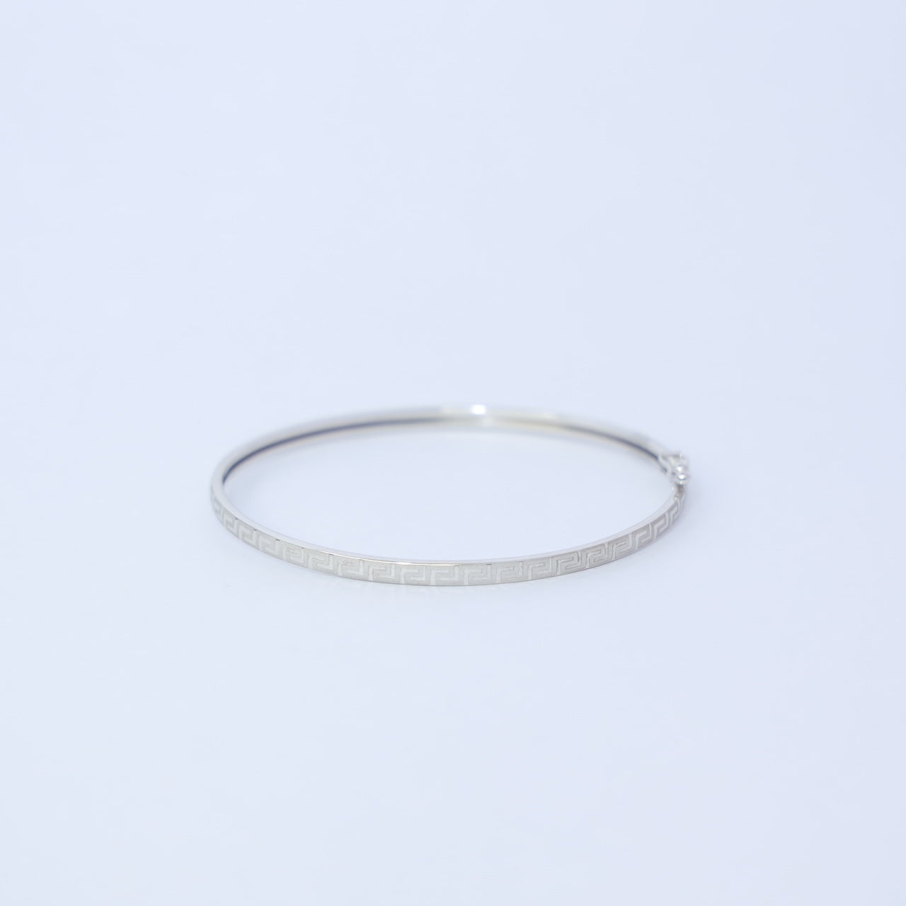 18kt white gold oval band