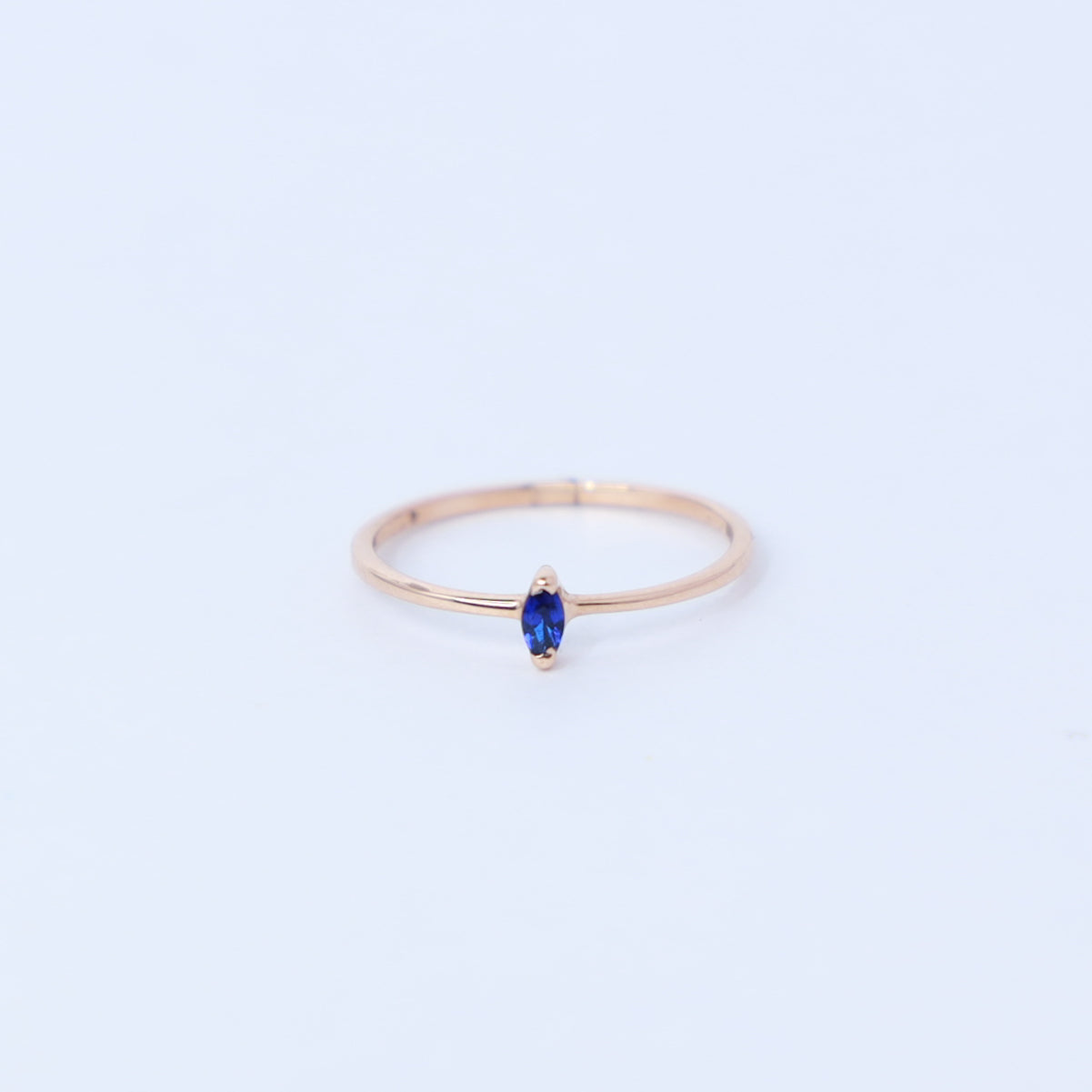 18kt gold blue gem everyday ring