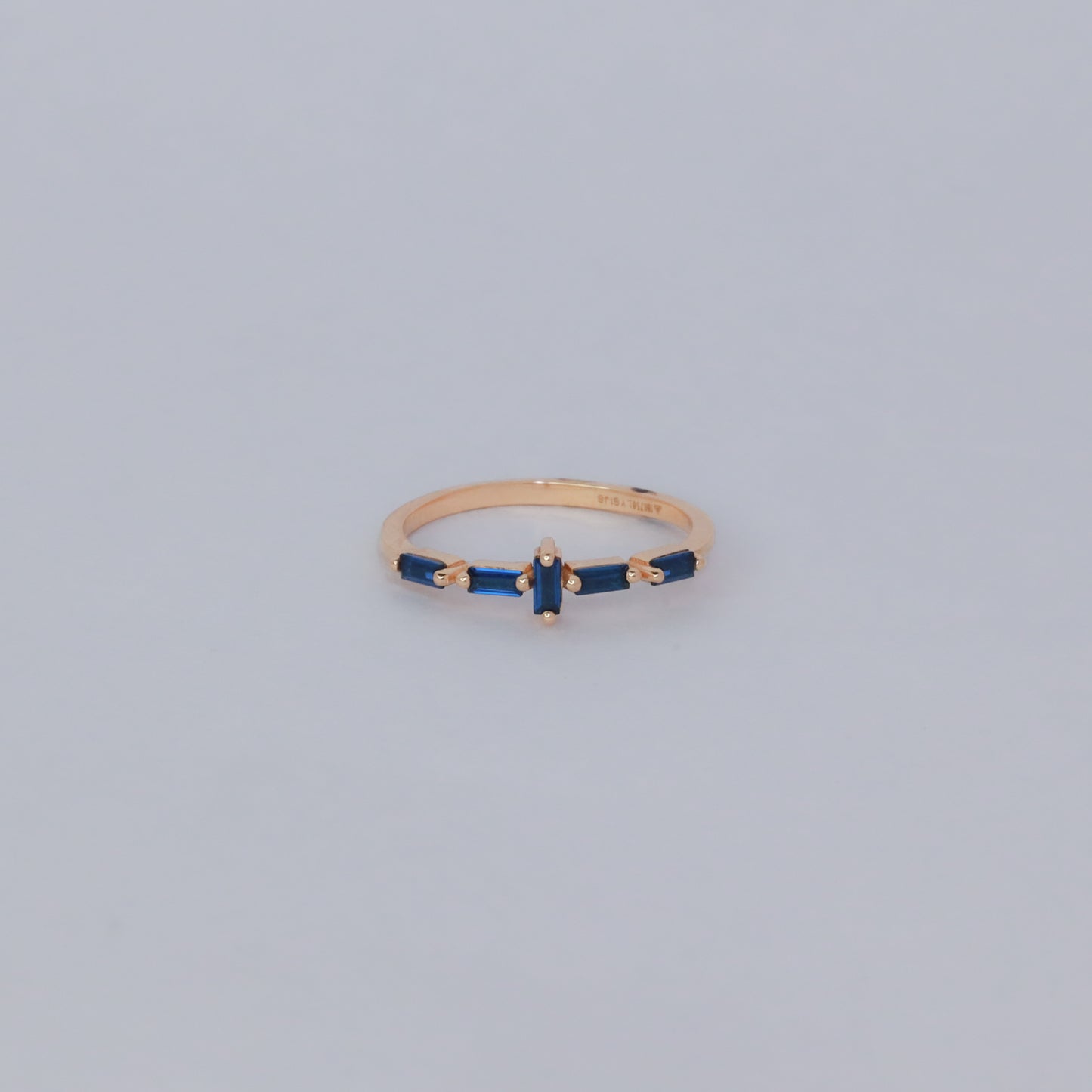 18kt gold london blue gem ring