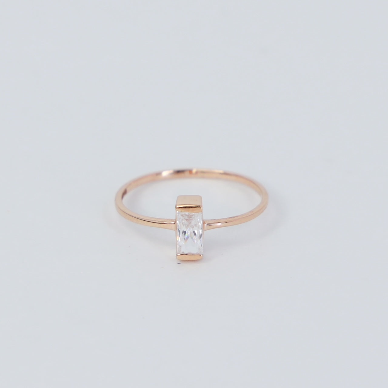 18kt gold white gem everyday ring