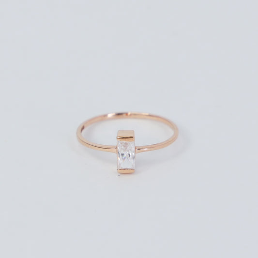 18KT GOLD WHITE GEM EVERYDAY RING