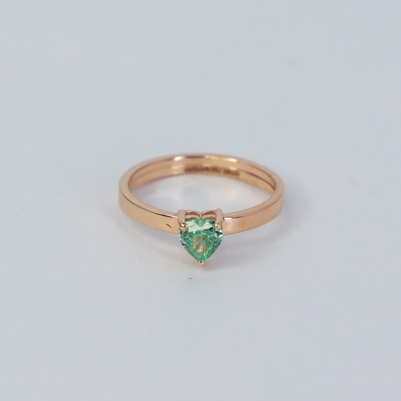 18kt gold green gem everyday ring